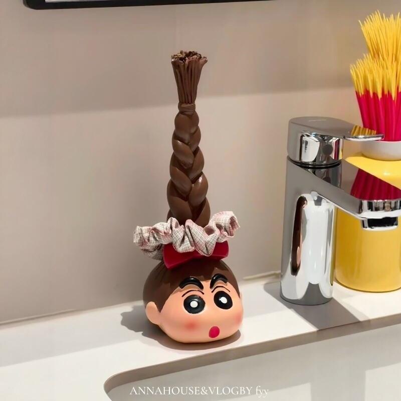 Home Bathroom Products - ที่เก็บยางรัดผมลายการ์ตูนชินจัง น่ารัก แบบถักเปียยาว ของตกแต่งโต๊ะทำงาน ของใช้ในห้องน้ำ ของขวัญ