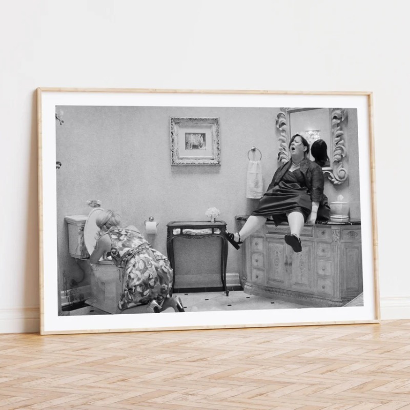 Home Movie Bathroom Scene - ภาพพิมพ์บนผ้าใบลายฉากตลกในห้องน้ำ โทนขาวดำ สไตล์วินเทจ ภาพวาดตลกๆ บนผนังห้องน้ำ ของตกแต่งบ้าน